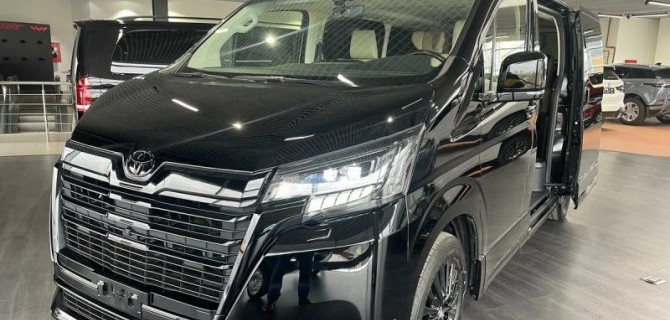 Параллельный импорт: в России впервые появились люксовые минивэны Toyota Granvia
