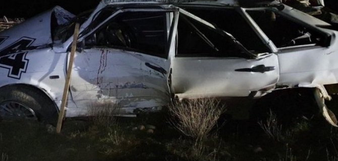 На Ставрополье ВАЗ съехал с дороги и опрокинулся, пострадали двое. Причиной ДТП мог стать заяц