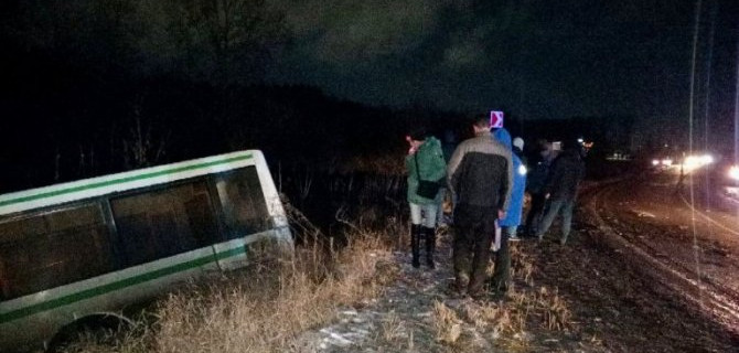 В столкновении иномарки и автобуса в Кемеровской области погибли двое, семеро пострадали