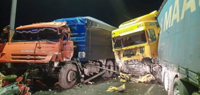 В ДТП с участием двух грузовых авто и «Нивы» на трассе «Дон» погибли двое