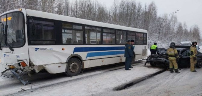 В Тобольске столкнулись иномарка и рейсовый автобус, один человек погиб, трое пострадали