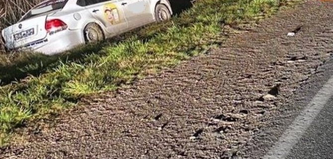 На Ставрополье две иномарки после столкновения съехали в кювет, одна перевернулась