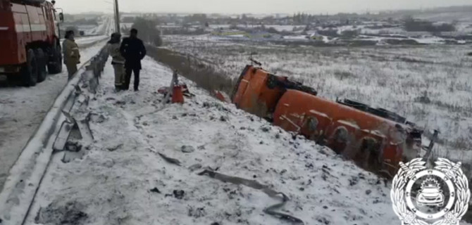 На трассе в Башкирии опрокинулся бензовоз