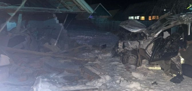 В Башкирии «Лада» врезалась в гараж, погибли два человека