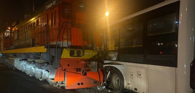 Во Владивостоке автобус столкнулся с локомотивом