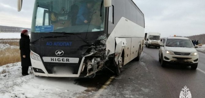 В ДТП с участием автобуса и кроссовера на трассе «Урал» погиб один человек