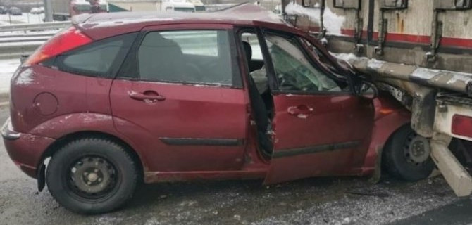 В столкновении «Форда» и фуры в Саратове пострадала маленькая пассажирка