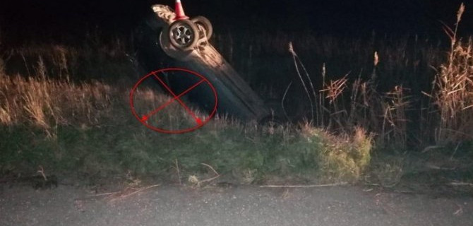 В Новой Жизни «Опель» перевернулся, съехав в кювет, водитель серьезно пострадал