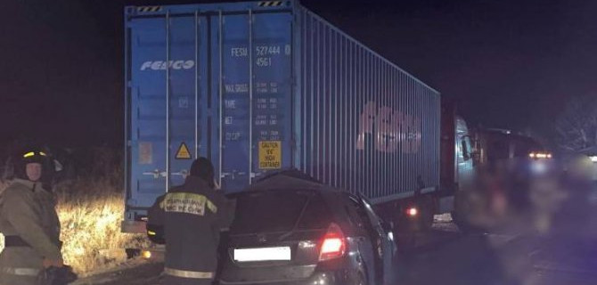В Приморском крае водитель иномарки погиб, въехав в стоящий грузовик