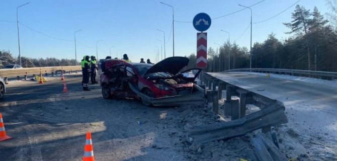 Под Тюменью водитель иномарки разбился насмерть, въехав в дорожное ограждение