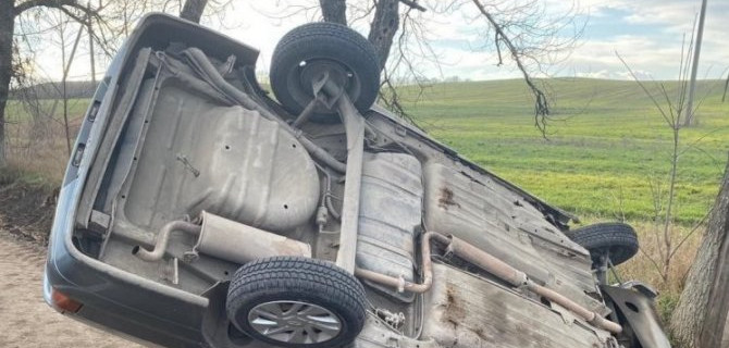 На Ставрополье ВАЗ после столкновения с «Опелем» уехал в кювет и перевернулся