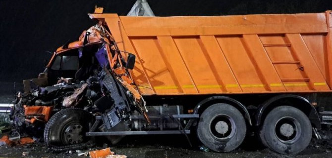 На трассе «Дон» один КамАЗ врезался в другой, погиб водитель