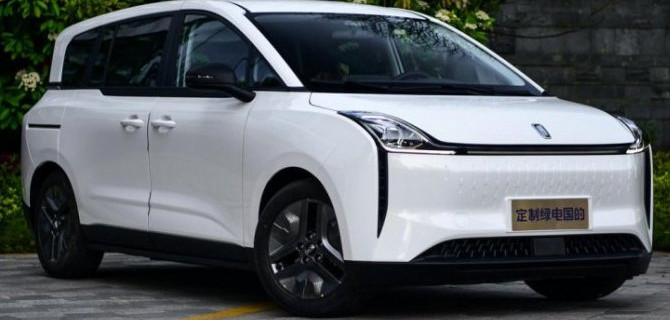 В нашей стране начался приём заказов на «ассимметричные» электрические компакт-вэны от FAW