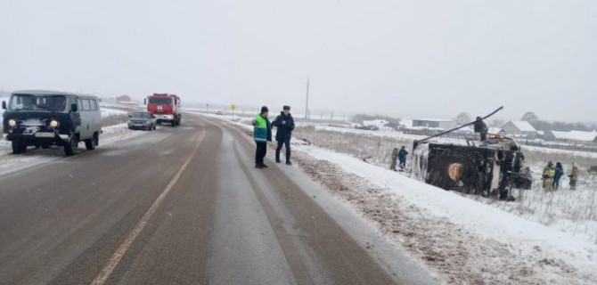 В Татарстане грузовик опрокинулся в кювет, водитель погиб