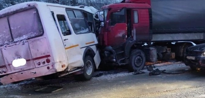 На трассе «Урал» столкнулись грузовик и автобус с вахтовиками. Один пассажир погиб, пятеро пострадали