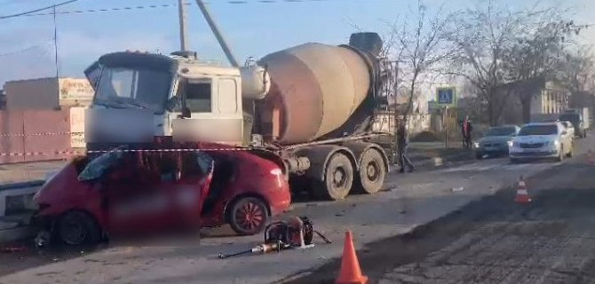 В Евпатории легковой автомобиль столкнулся с бетономешалкой, водитель погиб