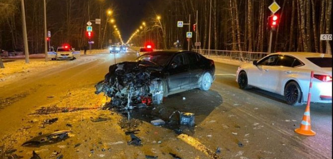 В лобовом столкновении двух иномарок в Тюмени один человек погиб, пострадали четверо