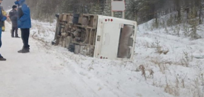 В Красноярском крае опрокинулся автобус, пострадали 9 человек