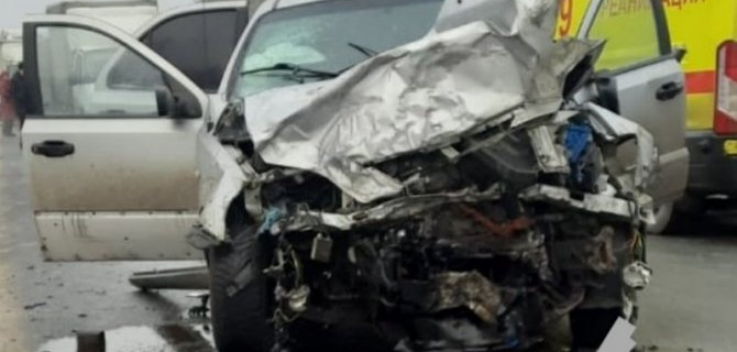 На трассе "Холмогоры" столкнулись две иномарки, один водитель погиб, второй пострадал