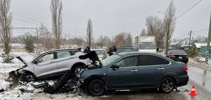 В Воронеже «Ниссан» на встречке столкнулся с «Джили», один человек пострадал