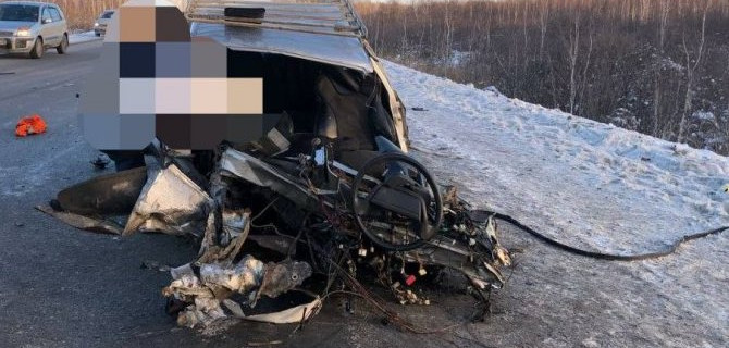 Под Тюменью «Лада» на «встречке» столкнулась с автобусом, водитель погиб