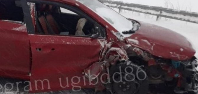 На загородной трассе в Югре столкнулись две иномарки, пострадали 4 человека