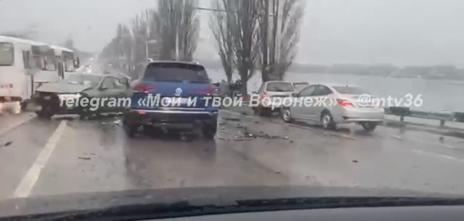 Четыре автомобиля стали участниками массового ДТП на Чернавском мосту в Воронеже. Известно об одном пострадавшем