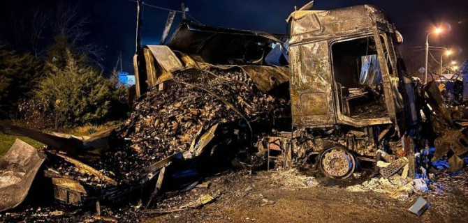 На Кубани зерновоз столкнулся с фурой, перевозившей алкоголь, та загорелась. Один из водителей пострадал