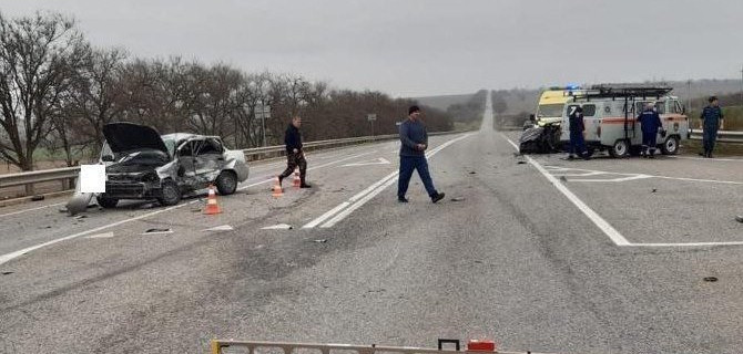 В столкновении двух автомобилей на Ставрополье один человек погиб, двое серьезно пострадали