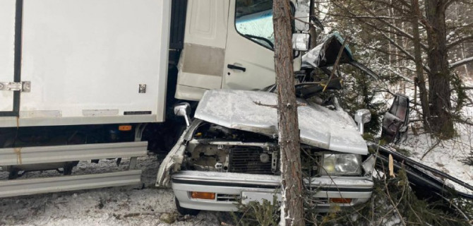 В Красноярском крае «Ниссан» и грузовик столкнулись и съехали в кювет, погиб один человек