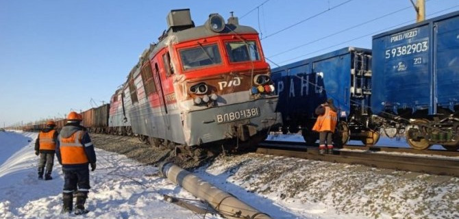 КамАЗ и поезд столкнулись в Новосибирской области, водитель погиб