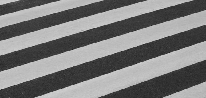 В Воронеже иномарка сбила на переходе женщину и ребенка