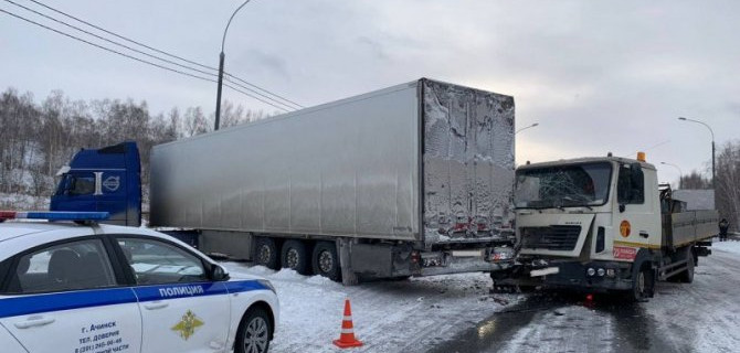В ДТП с участием трех большегрузов на трассе в Ачинске пострадал пассажир