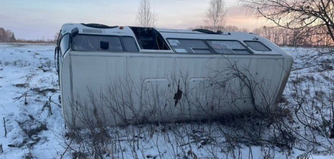 Автобус с пассажирами опрокинулся в Новосибирской области