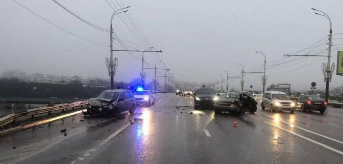 Число пострадавших в массовом ДТП на Чернавском мосту в Воронеже выросло до четырех