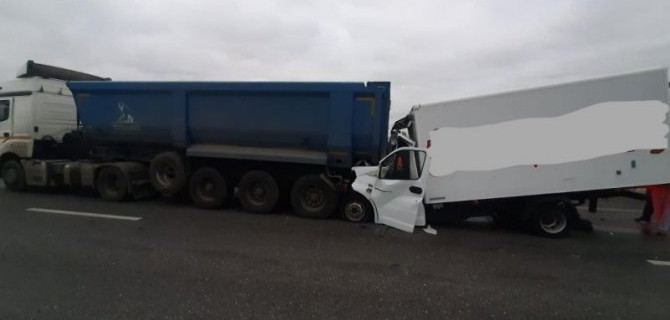 Под Ставрополем столкнулись два грузовых автомобиля, пострадал водитель