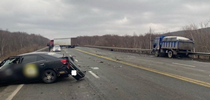 В ДТП с участием двух грузовиков и легковой «Тойоты» в Приморье пострадал один человек