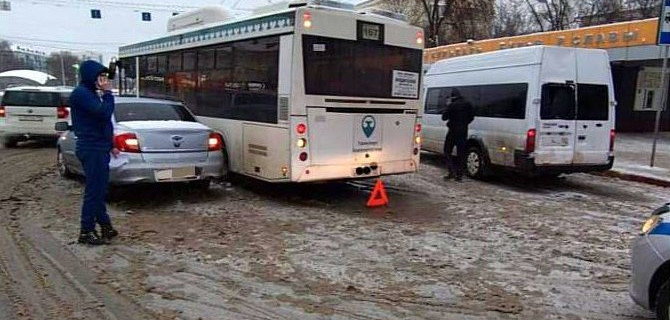 Автобус, микроавтобус и легковой автомобиль столкнулись в в Уфе, пострадала пассажирка