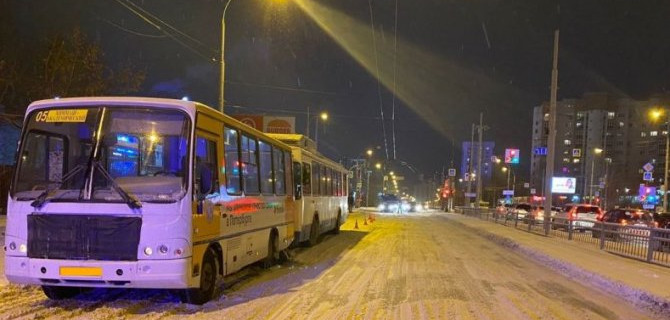 В Екатеринбурге троллейбус въехал в автобус, пострадала юная пассажирка