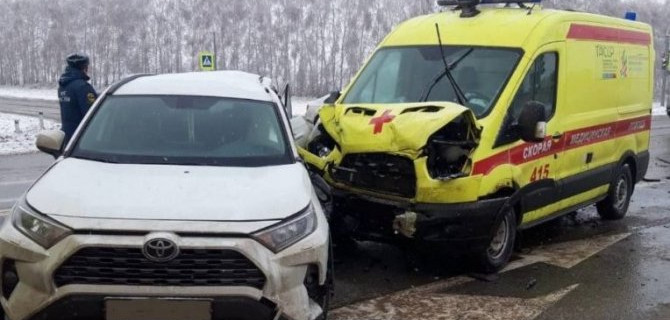 В Татарстане столкнулись «Тойота» и карета скорой помощи, погибла медсестра