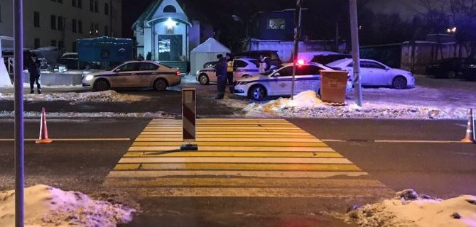 Подросток без прав сбил девушку на переходе в Москве. Пострадавшая скончалась в больнице