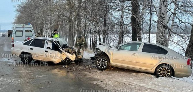В столкновении двух иномарок на трассе в Башкирии пострадали трое. Один пострадавший скончался