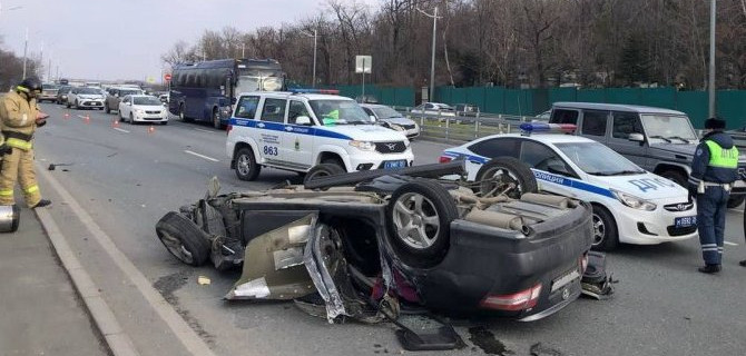 Во Владивостоке после столкновения двух «Тойот» одна опрокинулась. Погиб водитель
