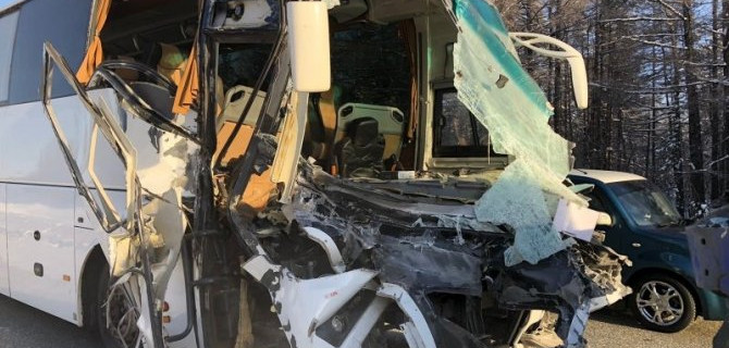 В Якутии автобус с пассажирами столкнулся с грузовиком, пострадали более 10 человек