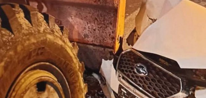 В Омске иномарка столкнулась с трактором, один человек пострадал