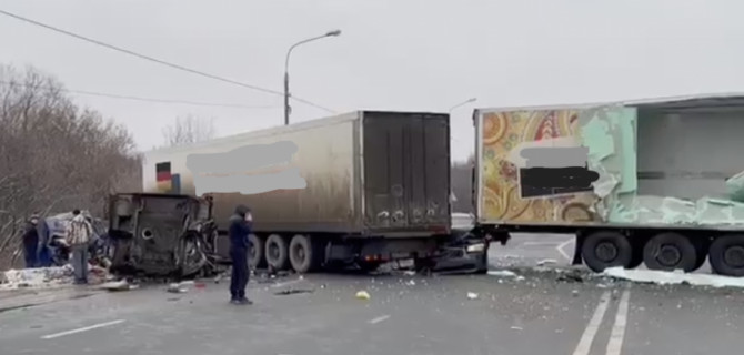 В массовом ДТП с участием двух грузовых машин и микроавтобуса в Подмосковье пострадали два человека