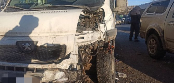 В Уфе столкнулись маршрутка и внедорожник, медпомощь потребовалась пассажирке