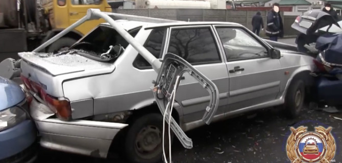 В Калининграде нетрезвый водитель врезался в столб и в пять припаркованных автомобилей