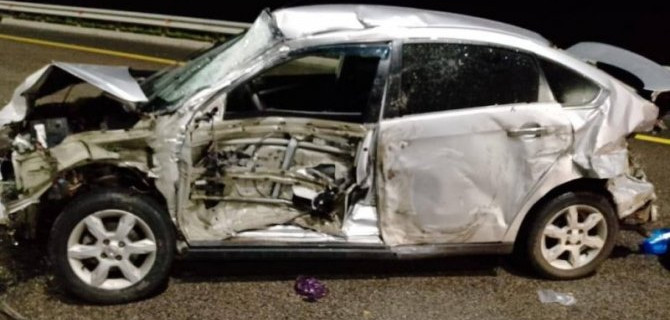 На трассе «Дон» иномарка врезалась в ограждение и столкнулась с КамАЗом, пострадала автомобилистка