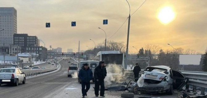 В Новосибирске в ДТП с участием иномарки и автобуса погибли два человека